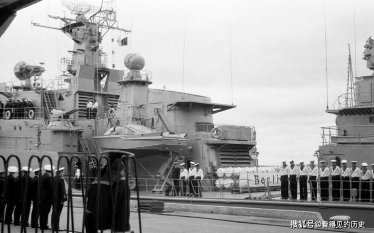 老照片1985年东德军舰访问苏联列宁格勒