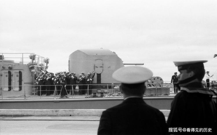 老照片1985年东德军舰访问苏联列宁格勒