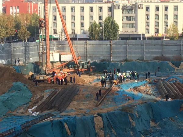 郑州在建工地基坑坍塌3人被埋1人死亡官方介入事故调查
