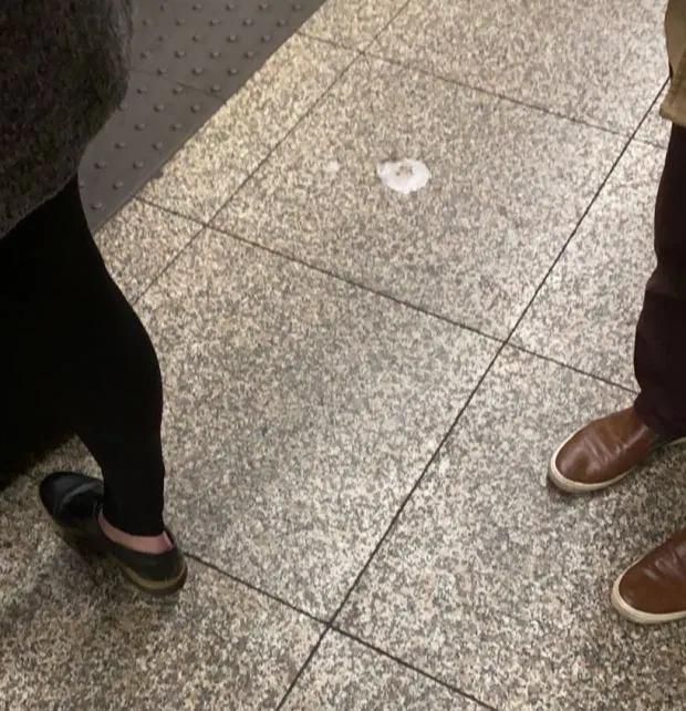 赶时间上班？英国男子伦敦地铁站等车时刷牙，引发网友吐槽