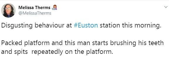 赶时间上班？英国男子伦敦地铁站等车时刷牙，引发网友吐槽