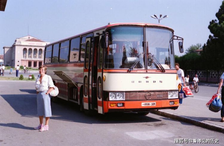 老照片1988年的阿尔巴尼亚中国援助的的老解放卡车