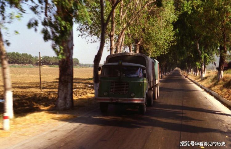 老照片1988年的阿尔巴尼亚中国援助的的老解放卡车