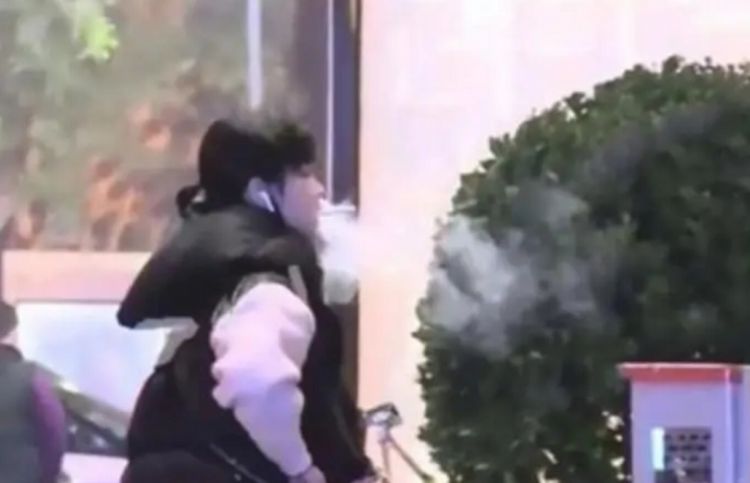 小花李庚希与男性友人同行，街头抽烟还乱扔烟头，与荧屏形象违和