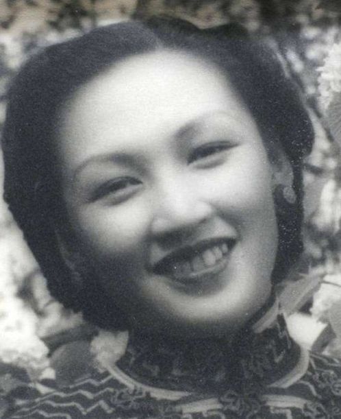 民国的传奇女子，14岁就成为影星，后成中国第一位女飞行员