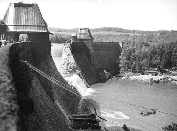 德国大坝被毁，4亿吨洪水涌出3万多人丧命，给全世界上了一课