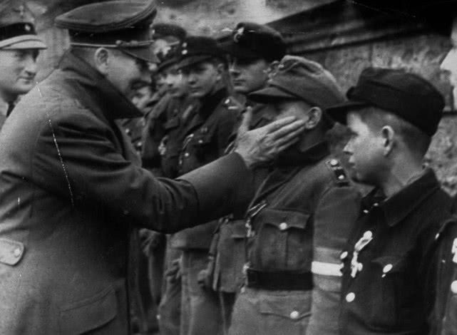 希特勒最后握手的德国少年兵，后来怎样了？