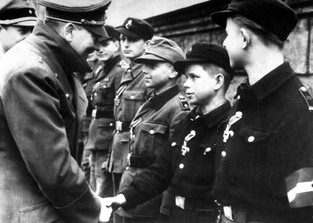 希特勒最后握手的德国少年兵，后来怎样了？