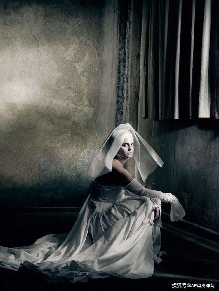 “赫敏”艾玛·沃特森新写真曝光！超A修女风婚纱照，美到让人窒息