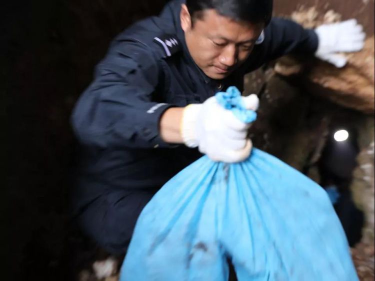 云南两年前一杀人抛尸案告破，警方挖掘六天找到失踪女子白骨