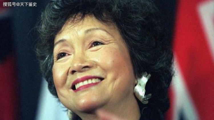 中国女孩流落海外沦为难民，60年后，她成为首位华裔国家元首