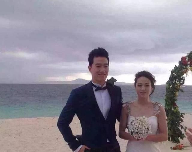 刘翔再婚后淡出，运动员妻子打扮气质似李宇春，网友调侃不如葛天