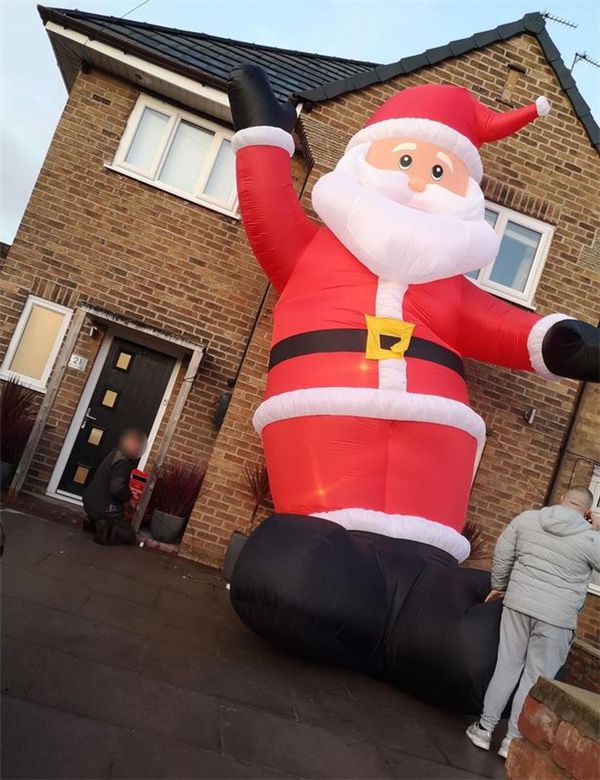 英国一粗心老爸购买巨型圣诞老人和房子一样高