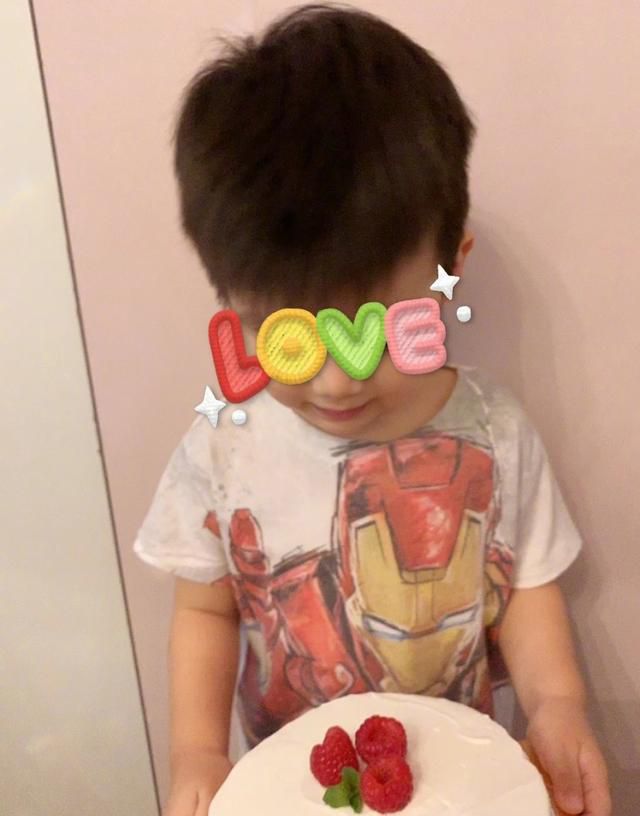 陈妍希零点准时晒照为儿子庆生，3岁小星星手捧蛋糕模样乖巧帅气