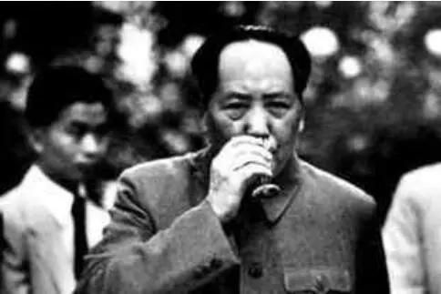 他是毛主席唯一连敬三杯酒的上将，曾送父母回乡：先尽忠，再尽孝