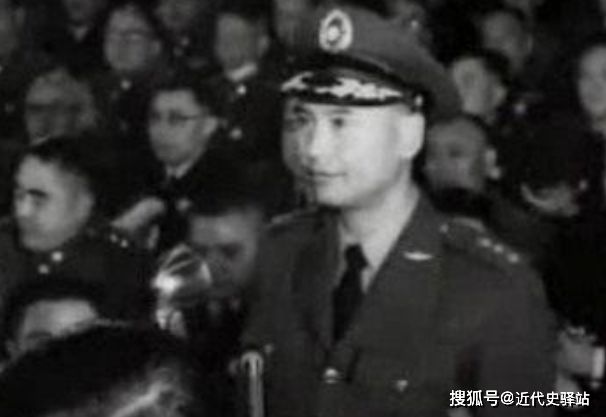 解放军副师长叛逃台湾后，奖励500两黄金一名特务老婆，后被老蒋处决！