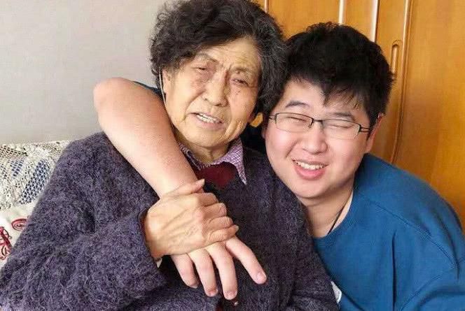 倪萍66岁前夫近照，曾被说抛弃生病儿子，如今离婚14年仍未娶