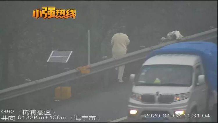 杭州母子被弃高速公路，孩子才两个月大！民警驾车飞奔20公里，冒险横穿6个车道救援……