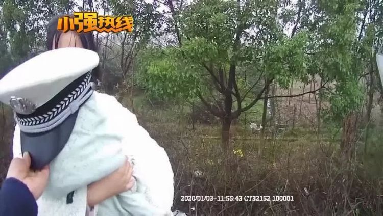 杭州母子被弃高速公路，孩子才两个月大！民警驾车飞奔20公里，冒险横穿6个车道救援……