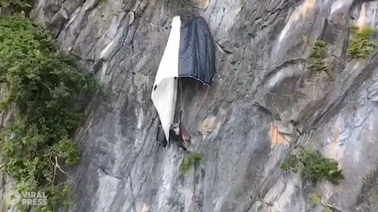 奥地利男子跳伞出意外被挂250米绝壁上