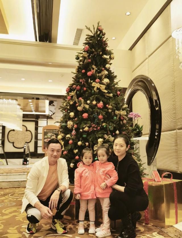 杨威夫妇为3岁双胞胎女儿庆生，杨阳洋兄妹三人温馨同框超有爱