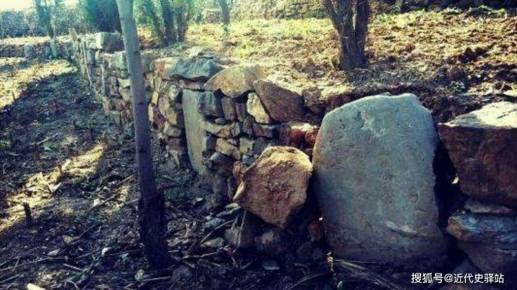 烈士遗骸埋藏在巨石缝中，75年后被发现，依旧保持战斗姿态