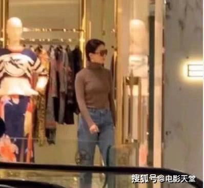 逛商场被偶遇，路人镜头下的刘亦菲状态欠佳，晒自拍脸都变形了