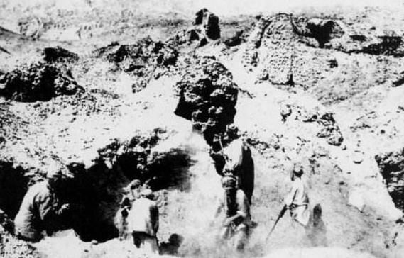 沙漠中发现千年古墓，名将竟以“纸棺”下葬，专家却说：价值难估