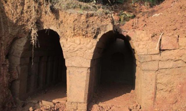 山西考古队发现，一座周朝合葬墓，发现一件随葬品时：请专家！