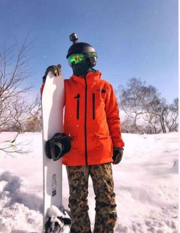 王菲谢霆锋日本滑雪过年，罕见合体被网友偶遇，全副武装难辨认