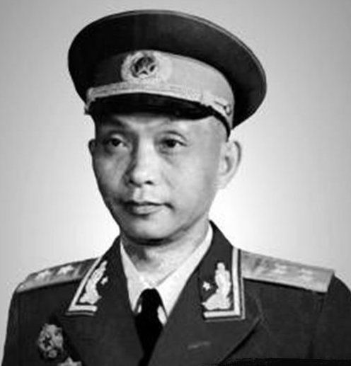 他在红军任中央警卫团团长，按资历应授衔上将，后却授衔中将