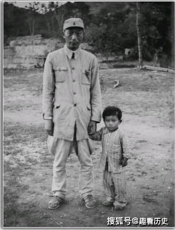 日本女孩被中国军人救下，不知其真实身份，40年后才知道竟是元帅