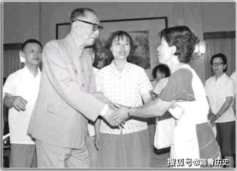 日本女孩被中国军人救下，不知其真实身份，40年后才知道竟是元帅