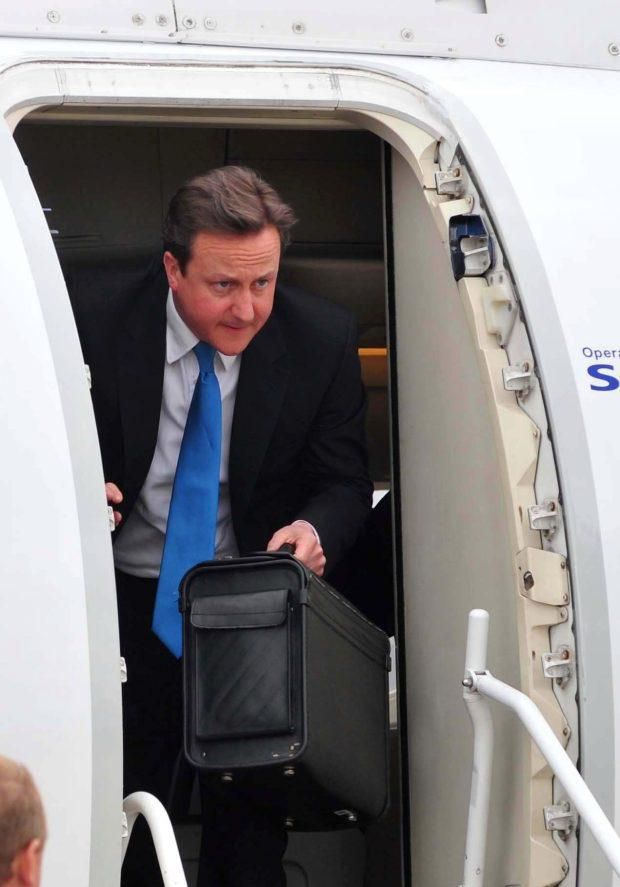 英国前首相卡梅伦坐飞机，保镖把枪和护照留在厕所里，引发恐慌