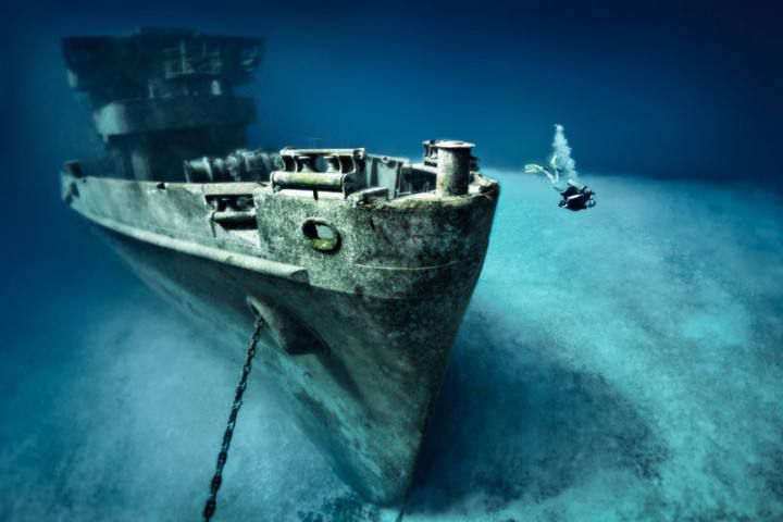 这位大副因为海难，发现幽灵船，船上一本航海日志破解幽灵船之谜