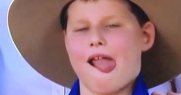 贝爷附体了？澳洲男孩在电视镜头前，面带微笑吃掉两只嘴边的苍蝇