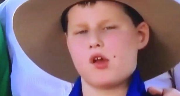 贝爷附体了？澳洲男孩在电视镜头前，面带微笑吃掉两只嘴边的苍蝇