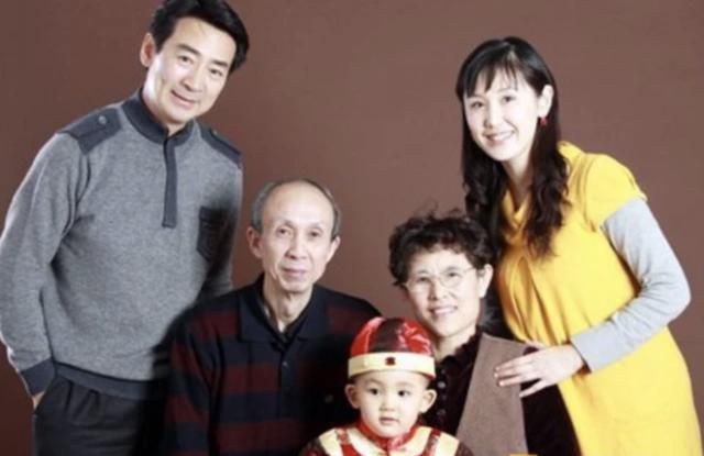 65岁寇振海与儿子合体录视频，因年龄悬殊被网友误以为是爷孙
