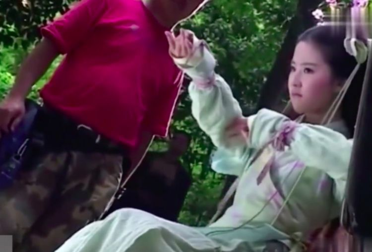 刘亦菲16岁拍《仙剑》花絮，动情喊逍遥哥哥，被她奶凶的演技萌哭了