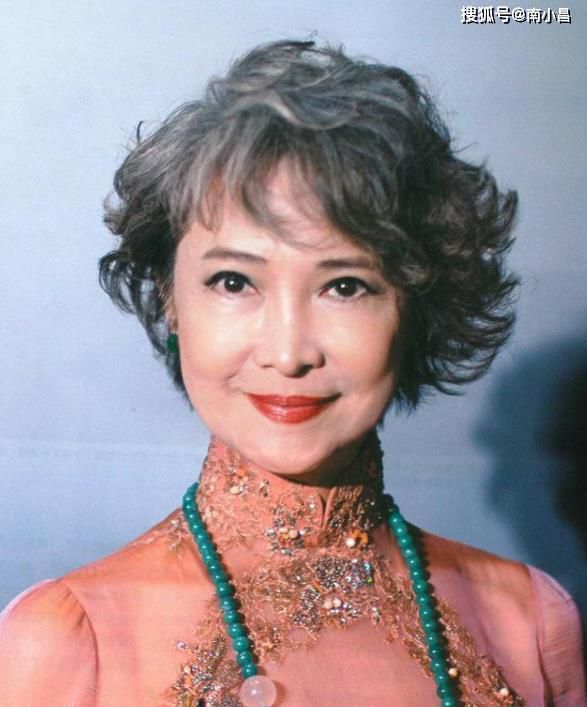 她是“邵氏七公主”之一，8岁时搭档李小龙，曾与李连杰饰演母子