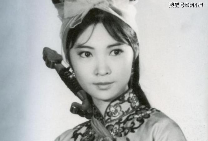 她是“邵氏七公主”之一，8岁时搭档李小龙，曾与李连杰饰演母子