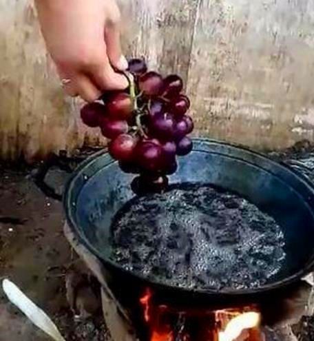 奇闻：女子把葡萄放进油锅，丈夫说神经，拿出后乐开花