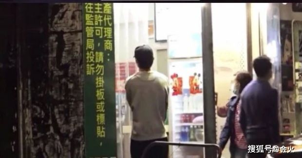 49岁洪欣和张丹峰逛街，拎包付款霸气十足，小11岁老公全程乖巧等待