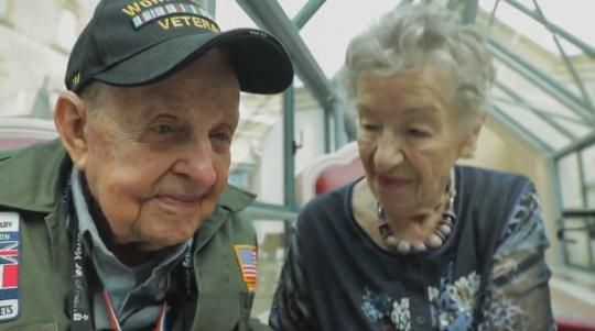 相隔75年，二战老兵与法国初恋重逢：我爱了你整整75年