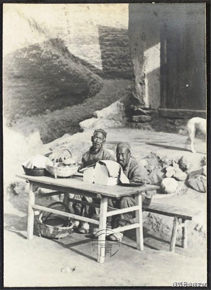 1930年代甘肃天水，赶集日子很热闹，小孩拿着骆驼骨上写可兰经