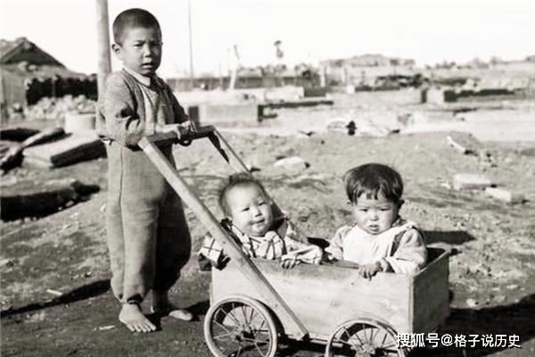 原子弹炸后最著名的照片：一个日本男孩背着死去的弟弟去火葬场
