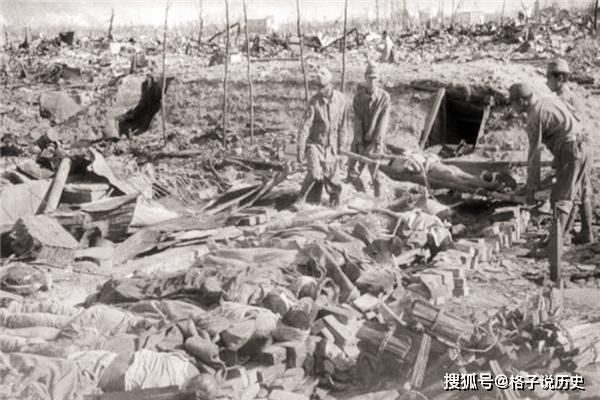原子弹炸后最著名的照片：一个日本男孩背着死去的弟弟去火葬场
