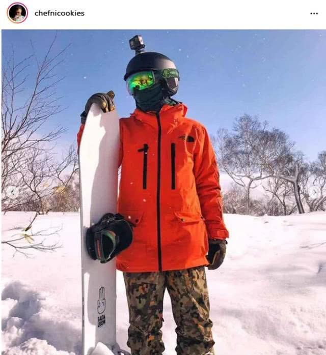 谢霆锋独自滑雪不见王菲陪伴，疑似被困北海道无处购买新衣服