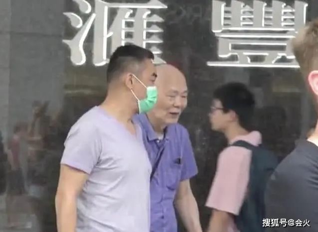 56岁刘青云罕现身，影帝亲自为父亲推轮椅，一旁的佣人清闲玩手机