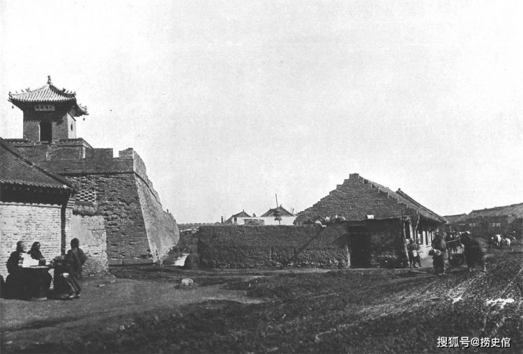 日俄战争时的铁岭，原是俄军先占领的营房被日军炮火摧毁了